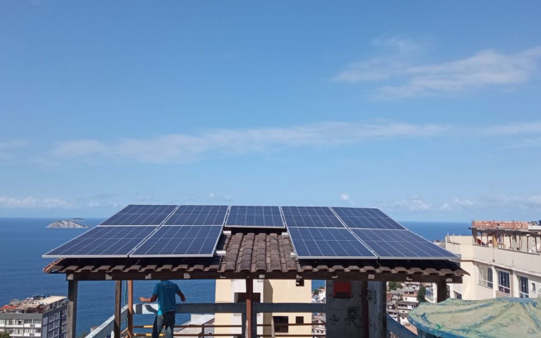 Favela no RJ recebe telhado UFV e capacitação em energia solar