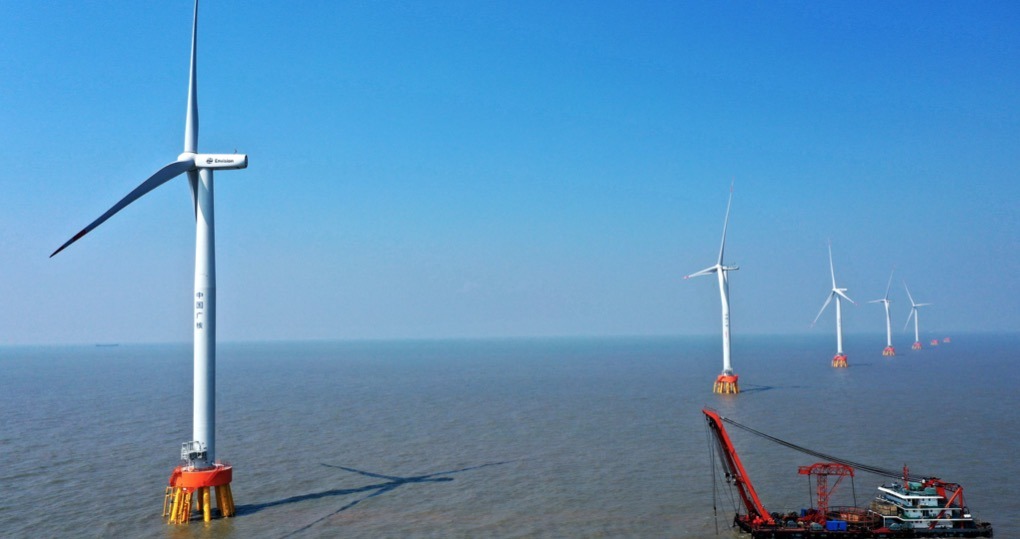 China instala e opera maior turbina de geração eólica offshore.