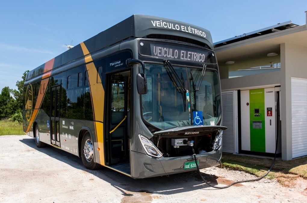 Primeiro ônibus solar que não gasta uma gota de combustível é criado por estudantes brasileiros.