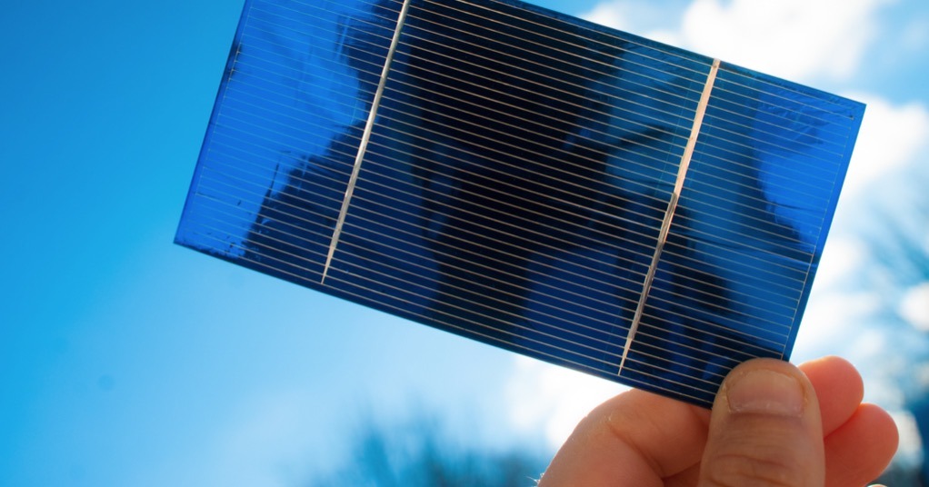 Novos painéis solares ultraleves e finos pesam 100 vezes menos do que os modelos convencionais e geram 18 vezes mais energia.