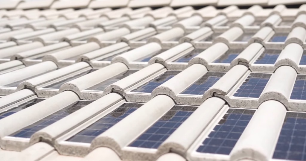 Inédita telha solar que gera energia elétrica promete revolucionar a construção civil.