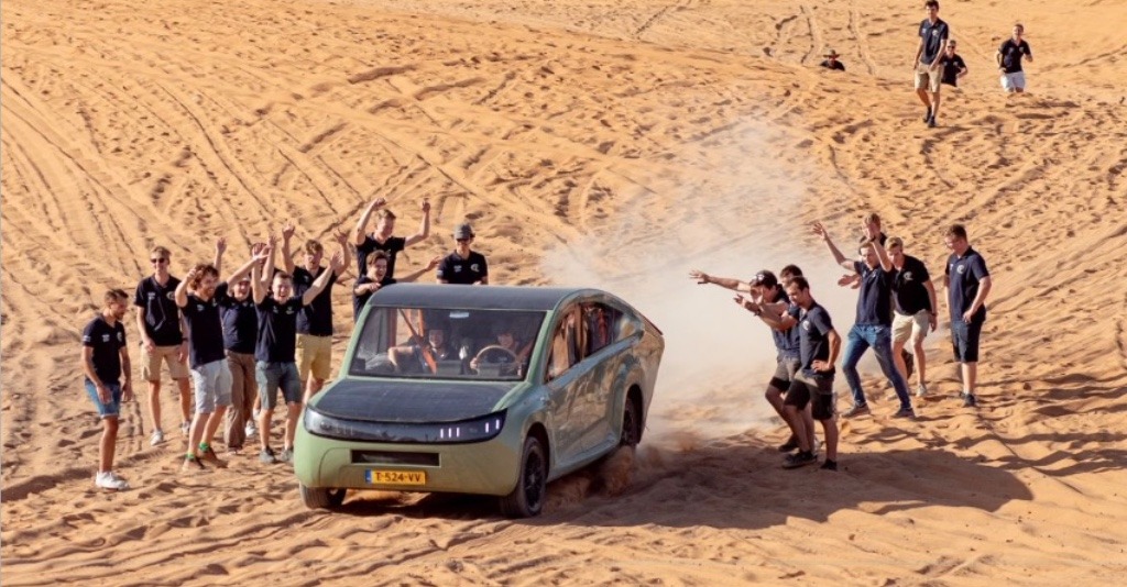 Carro movido a energia solar roda por 1.000 km no norte da África e dá nova esperança a veículos “verdes”
