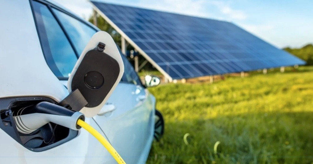 China reduz preços de carros elétricos e painéis solares para dominar o mercado global