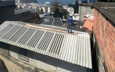 Casa em favela do RJ ganha telha solar